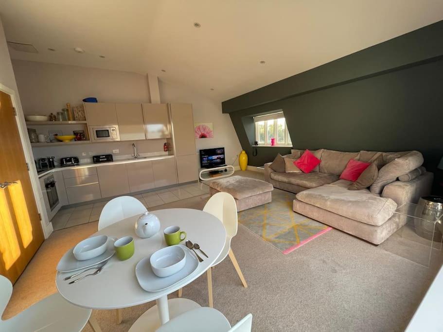 Reed Warbler - Hm111 - Lower Mill Estate Penthouse Apartment With Spa Access Somerford Keynes ภายนอก รูปภาพ